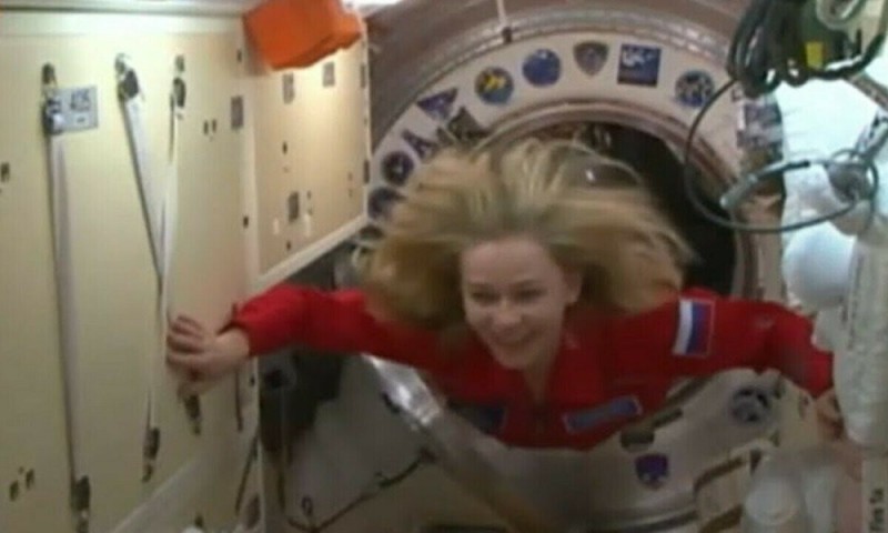 Создать мем: актриса в космосе, люди в космосе, юлия пересильд в космосе
