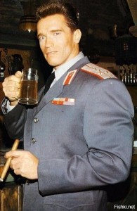 Создать мем: шварценеггер в ссср, шварценеггер в роли советского милиционера, арнольд шварценеггер с пивом и сигарой красная жара