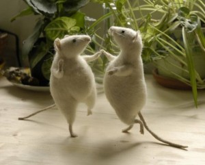 Создать мем: войлочные игрушки, танцующая мышь, забавные мышки