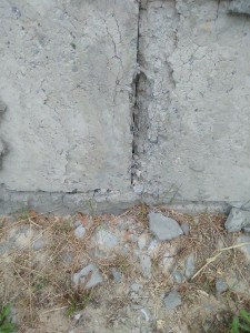 Создать мем: старая бетонная стена, трещина, трещины в фундаменте