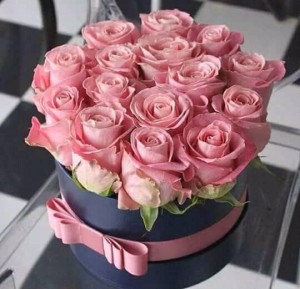 Создать мем: розы в коробке, розовые розы в коробке, с днем рождения цветы в коробке
