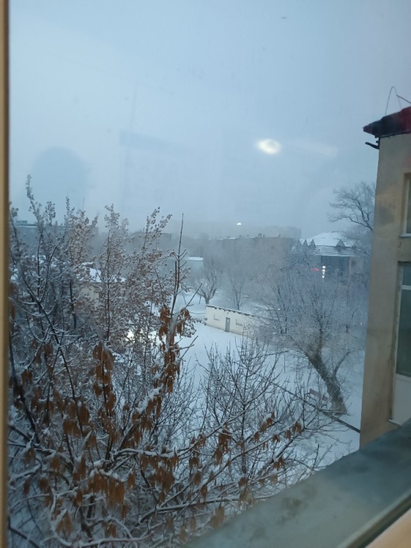 Создать мем: снег, окно зимой, вид из окна зимой