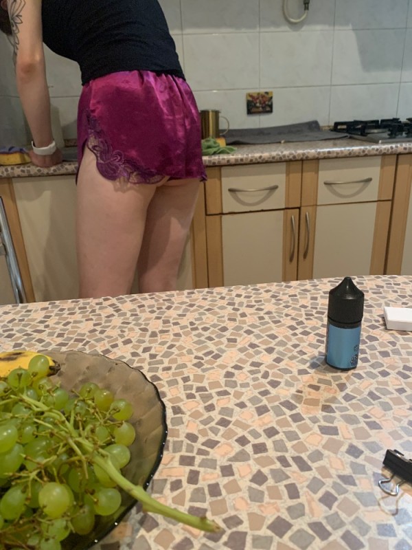 Создать мем: nude in kitchen, ноги, на кухне