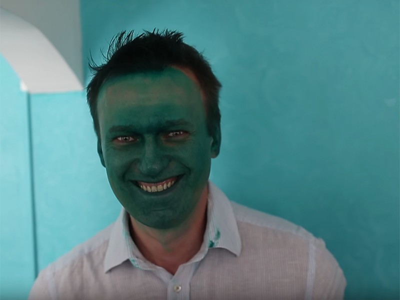 Создать мем: навального облили зелёнкой, навальный в зелёнке улыбается, навальный зеленка