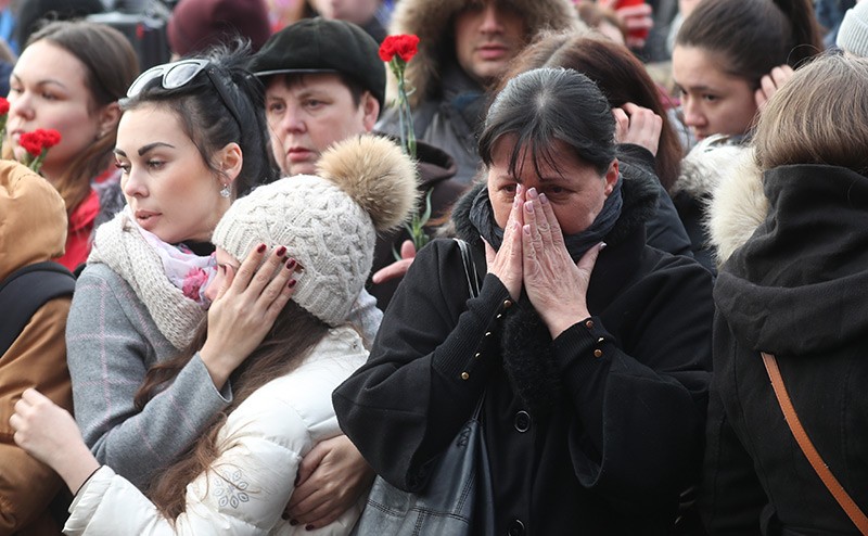 Период траура. Зимняя вишня Кемерово траур. Плачущие люди на похоронах.