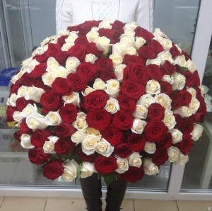 Создать мем: 1000 101 роза, букет из 101 розы, гигантские букеты цветов