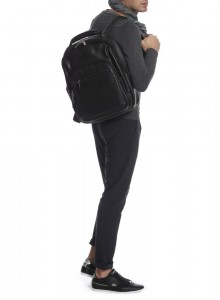 Создать мем: рюкзак puma plus backpack 2 на человеке, кожаный рюкзак, рюкзак черный