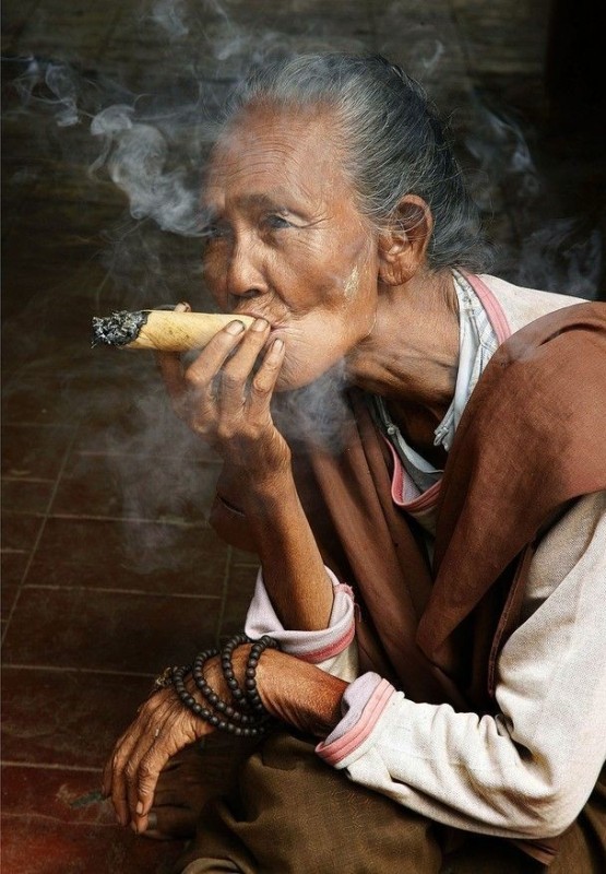 Создать мем: старушка, селезнева, старая курящая женщина
