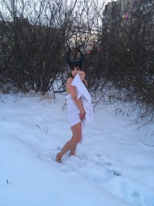 Создать мем: босиком по снегу эрика ротаева, босиком зимой, девушка в снегу