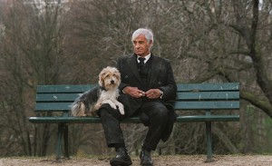 Создать мем: старик и собака фото, человек и его собака фильм 2008, человек и собака фото