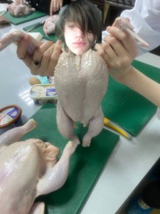 Создать мем: цыплята бройлеры, мясо гуся, разделать курицу