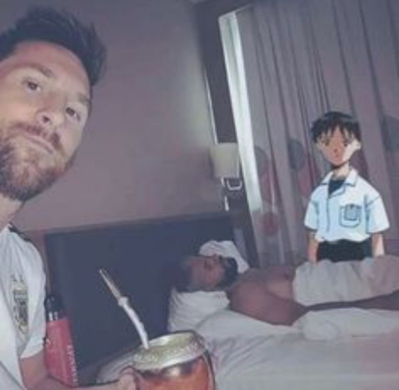 Создать мем: лионель месси, месси и агуэро в кровати, man with a beard