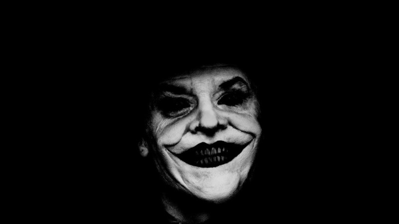 Создать мем: страшная улыбка в темноте, джек николсон джокер обои, страшная улыбка на черном фоне