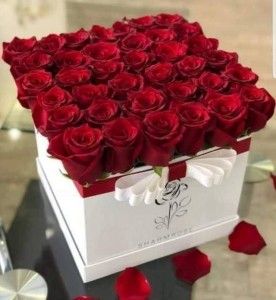 Создать мем: цветы в коробке, розы в коробочке, коробка с цветами 35 роз