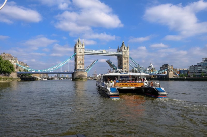 Создать мем: темза лондон трамвайчики, лондонский мост, темза в лондоне