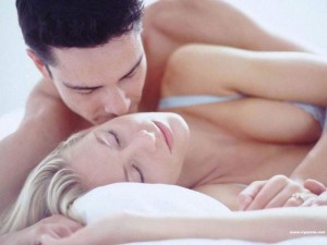 Создать мем: картинки утренний поцелуй секс, просыпаться с тобой, утренний поцелуй в постели фото