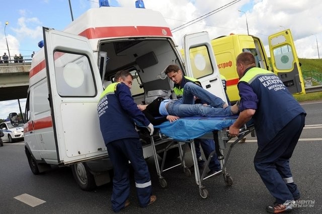 Create meme: accident in the city of Sevastopol at 5 km, hospitalization of the smp, provision of emergency medical care in case of an accident
