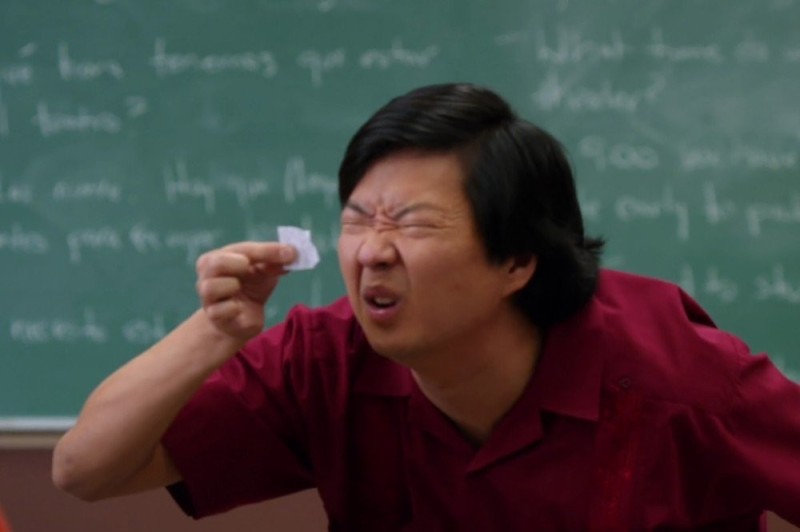Создать мем: китаец разглядывает бумажку, китаец щурится на бумажку, китаец с бумажкой
