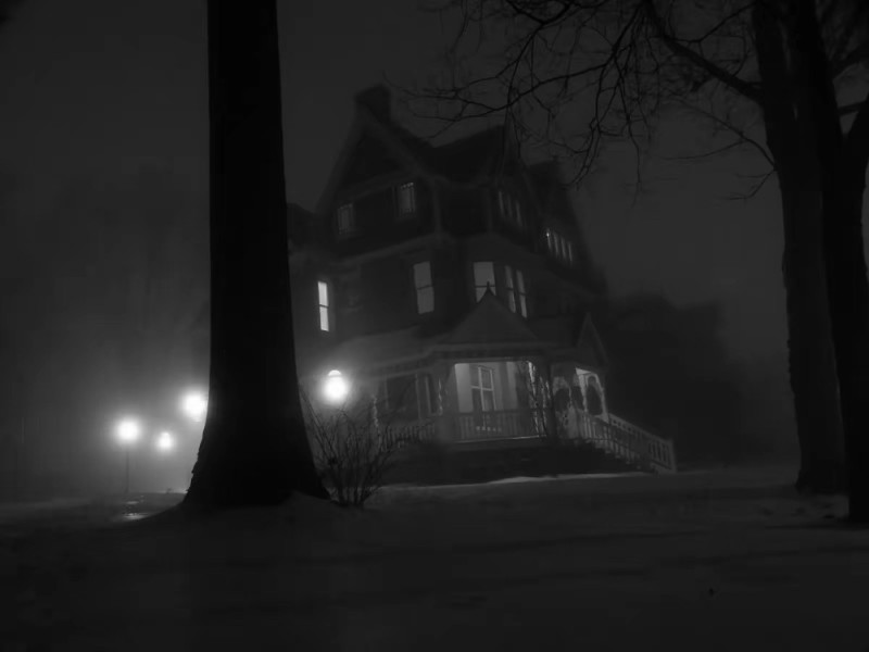 Создать мем: дом ночью, особняк с привидениями" haunted mansion (2023), дом ужасов