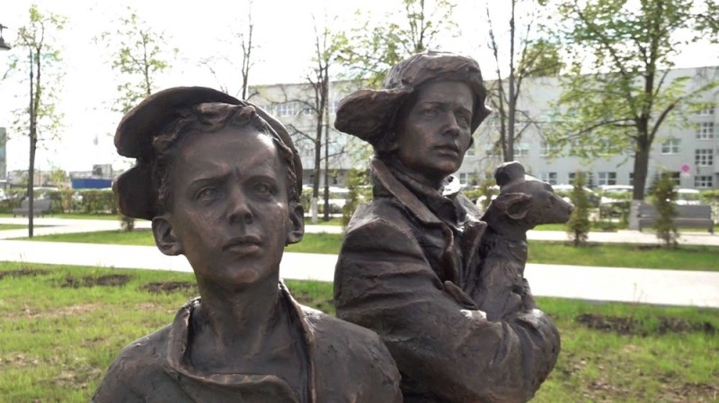 Create meme: monument to Yuri Levitan in Vladimir, Dzerzhinsk sculpture of street children, monument