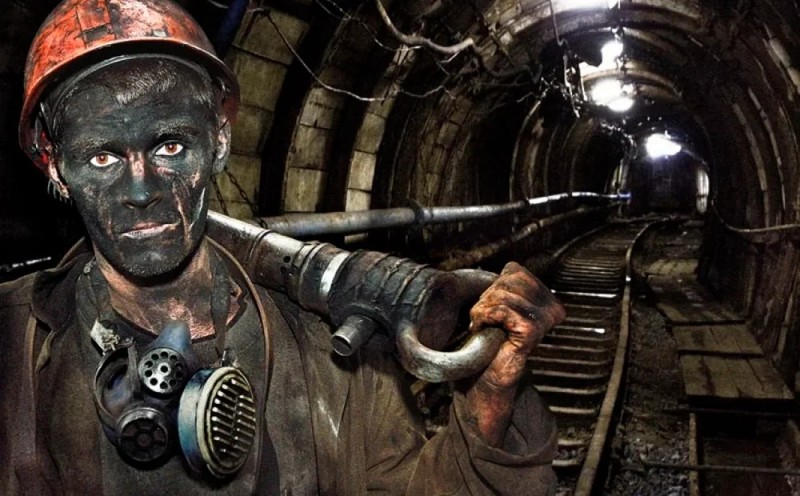 Создать мем: шахта комсомолец ленинск-кузнецкий, ужесточил дисциплину, шахтёр