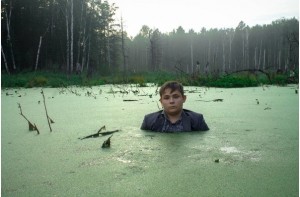 Создать мем: человек в болоте, фотосессия в болоте, школьник в болоте