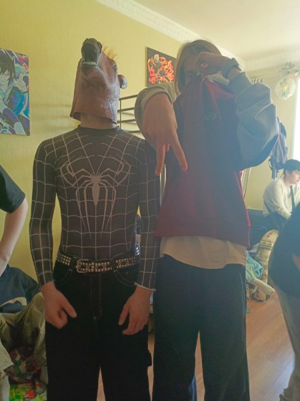 Создать мем: чёрный костюм человека паука, косплей человека паука, костюм паука