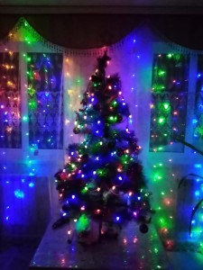 Создать мем: новогодний, ёлка мигает дома красиво, украшена елка цветными огнями веселье