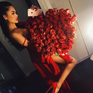 Создать мем: девушка с букетом, фотосессия с букетом роз