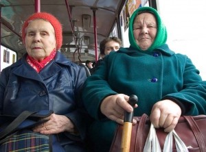 Создать мем: уступил место в автобусе бабушке, бабки сидят в автобусе, сумасшедшая бабка в автобусе