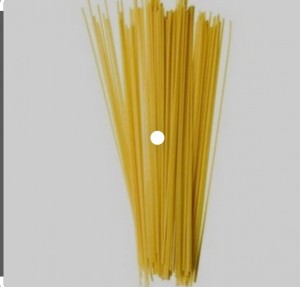 Создать мем: спагетти тонкие, спагетти на белом фоне, макаронные изделия