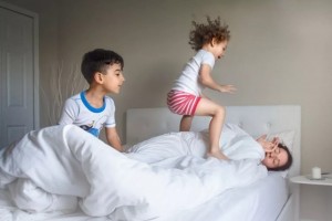 Создать мем: toddler bed, девочки в кровати брат и сестра, sister and brother sleeping