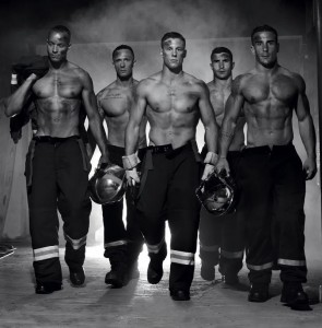 Создать мем: французские пожарные 2016 календарь, горячие пожарные, французские пожарные