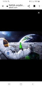Создать мем: космонавт в космосе, полетели в космос, космонавт с пивом