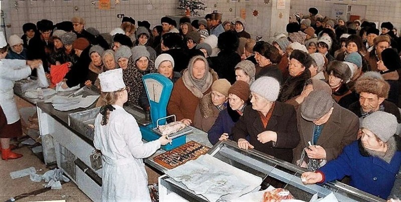 Создать мем: очереди в ссср, продуктовые магазины ссср 90е, очередь за хлебом в москве 1990