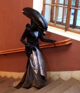 Создать мем: alien queen, стали чужими, чужая невеста