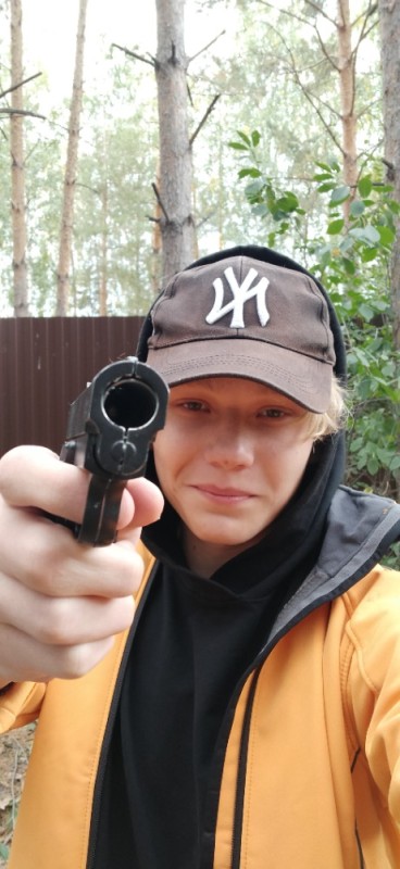 Создать мем: девушки с оружием, соколовский никита романович, мария захарова самара 23 года