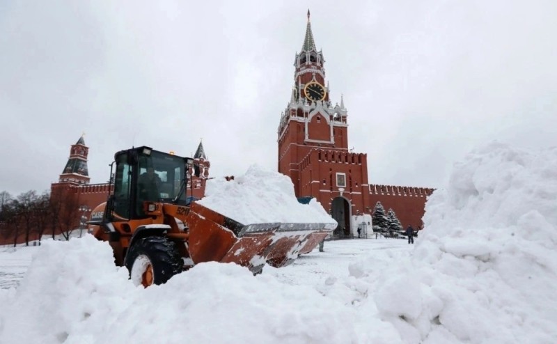 Создать мем: уборка снега в москве, снегопад в москве 13 февраля 2021, снегопад в москве александровский сад