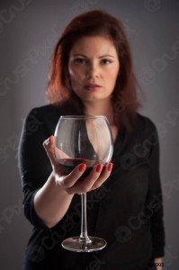 Создать мем: бокал в руке, женщина с бокалом красного вина, бокал