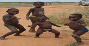 Создать мем: африканские дети, человек, танцующий негритенок