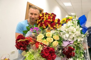 Create meme: gives flowers, flowers at the Volgograd Yaroslavl, Oleg Vinnik