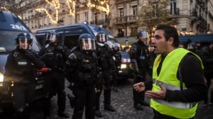 Создать мем: polis, акции протеста в париже, as police