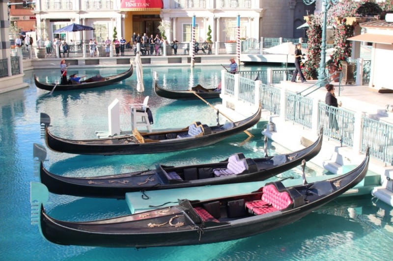 Создать мем: гребная лодка гондола символ венеции, венеция достопримечательности, гондольеры в венеции