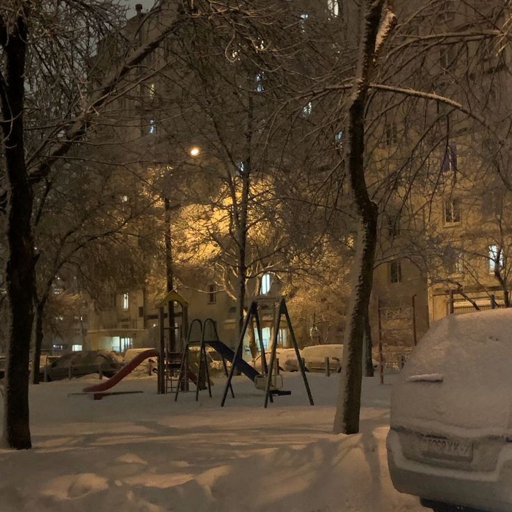 Создать мем: зима в городе москва, тает снег, снег