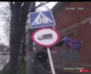 Создать мем: пешеход знак, ударило дорожным знаком по голове, дорожные знаки россии