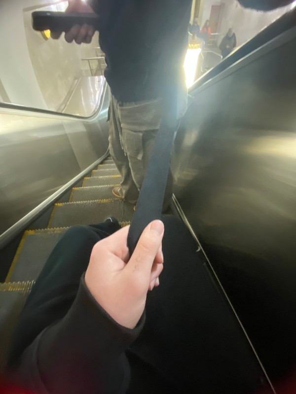 Создать мем: самый стильный пассажир метро, станции метро, на эскалаторе