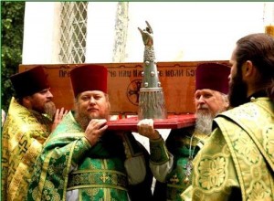 Создать мем: крестный ход, мощи георгия победоносца, православная церковь