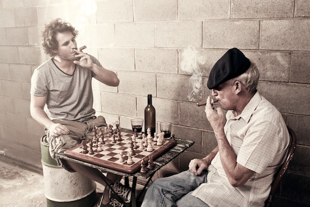 Ленин играет в шахматы. Шахматы "игрок". Человек играющий в шахматы. Шахматисты за игрой. Старый шахматист.