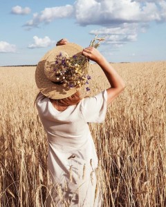 Создать мем: пшеница, летние фотографии идеи, силуэт женщины в поле с пшеницей