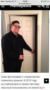 Создать мем: фото охранника мем, охранник в очках мем у двери, секьюрити мем открытая дверь